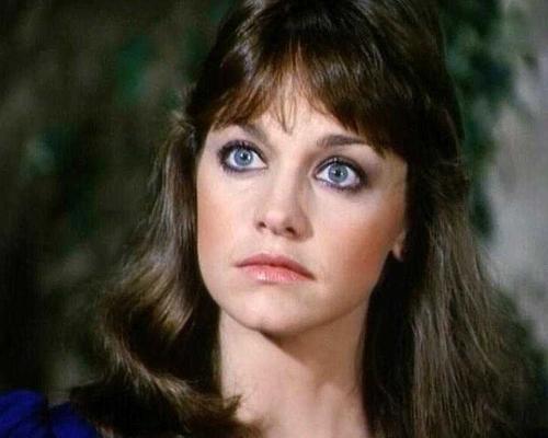 De retour dans la journée, bébé Pamela Sue Martin