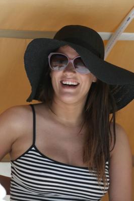 Caroline Flack, portant un bas de bikini à la plage de Miami