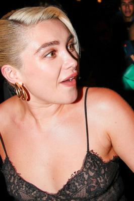 Прозрачные соски Флоренс Пью на вечеринке Valentino Afterparty
