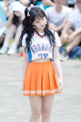 Pom-pom girl Nayeon