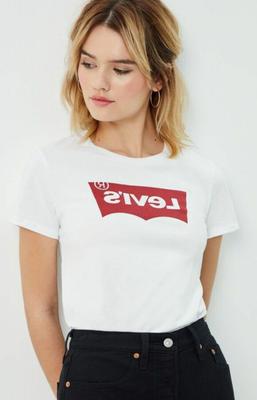 Lily James dans Levi