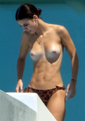 トップレスのレナ・マイヤー＝ランドルート