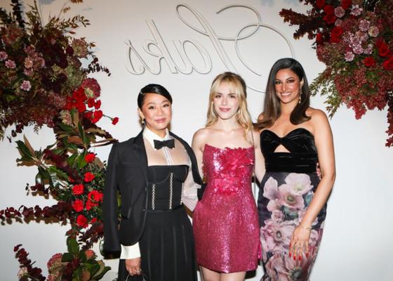 Kiernan Shipka sexy no Saks Holiday Dinner em Beverly Hills /