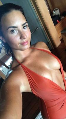 Demi Lovato Boobe Photos