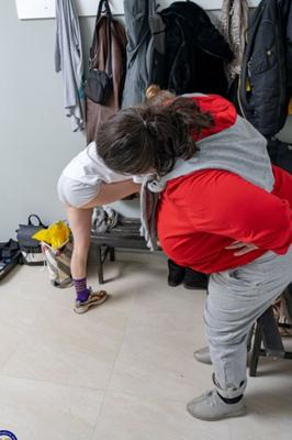 Jana und Edina erteilen der jungen Maya eine ganz besondere Lektion