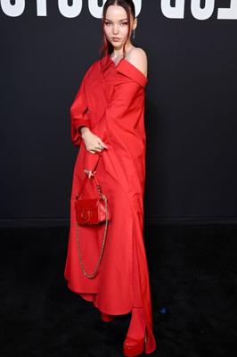 Dove Cameron - assiste au défilé de mode Valentino Haute Couture SS