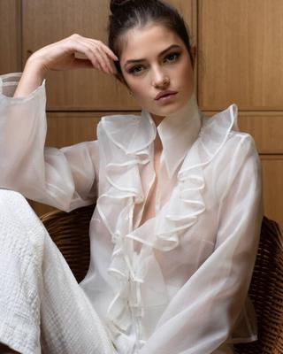 Socials: Eve Dumon
