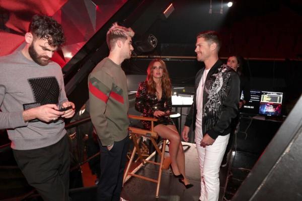 アイラ・フィッシャー - iHeartRadio Music Awardsでの胸の谷間