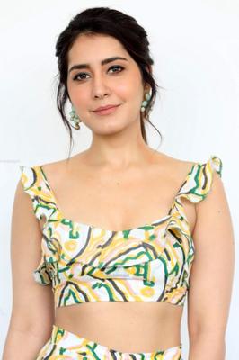 Raashi Khanna - Curvilíneas lindas poses sensuais de celebridades indianas de Bollywood