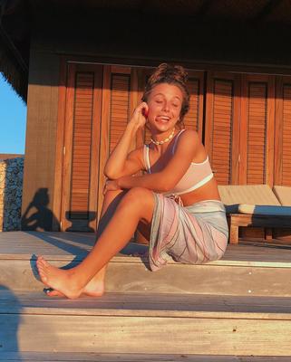 Emma Chamberlain pernas e pés sensuais!