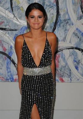 decote de selena gomez