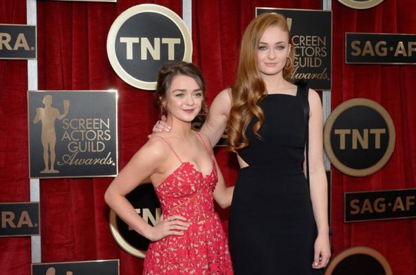 Sophie Turner et Maisie Williams - un faux royal