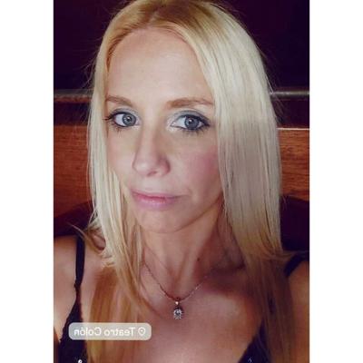 新しいアルゼンチンの副官は巨大なおっぱいを持っています