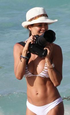 Brooke Burke hinter der Kamera am Strand