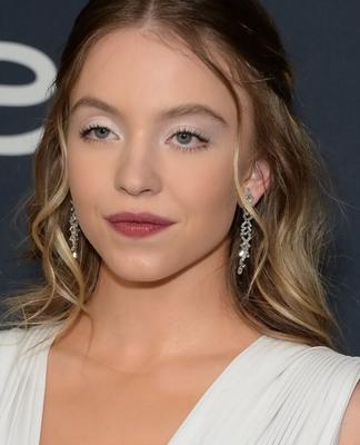 Sydney Sweeney: celebridade loira adolescente peituda