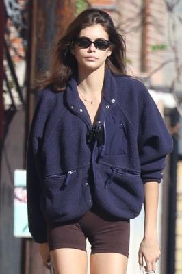 Kaia Gerber draußen in Los Feliz
