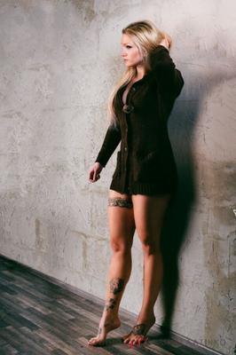 Tätowiertes finnisches Fitnessmodel Pauliina