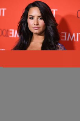 Demi Lovato ohne BH IX