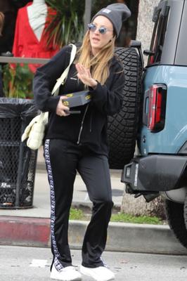 Kaley Cuoco unterwegs in Los Angeles //