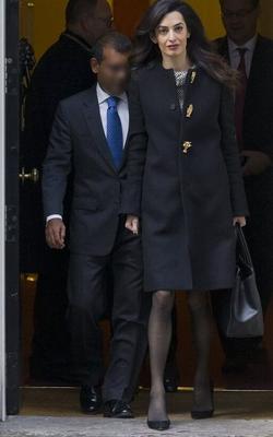 Amal-Clooney --- Pernas longas e magras em meia-calça