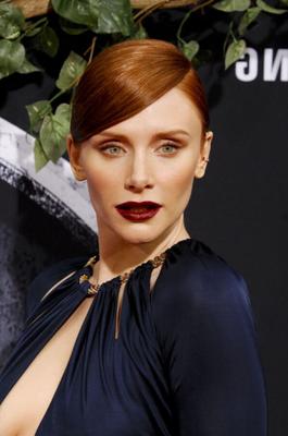 Bryce Dallas Howard ist ein Hingucker in einem rückenfreien Kleid