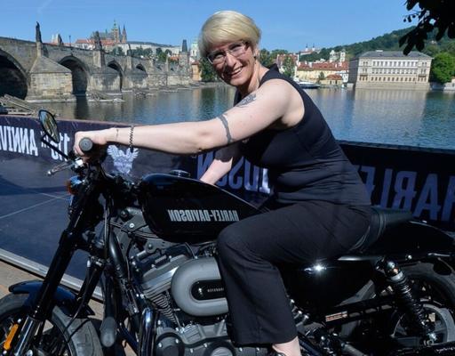 Ancienne ministre lesbienne tatouée (non nue)