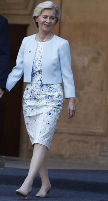 Ursula von der Leyen zeigt ihre schönen Beine