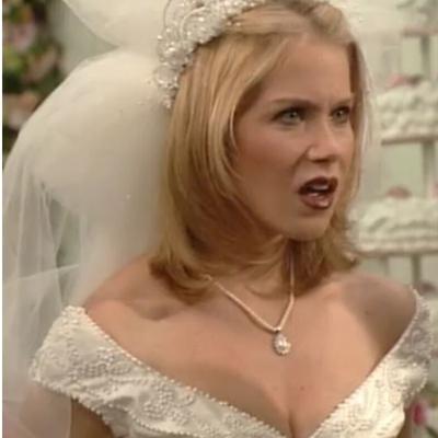 女優ビッチ、クリスティーナ・アップルゲイトが結婚SEに登場
