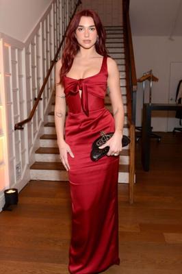 デュア・リパ、赤いドレスを着たセクシーな胸の谷間 @ Variety Power Of Women