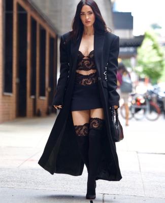 Megan Fox en manteau long et lingerie