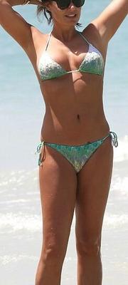 Tamara Ecclestone im Bikini am Strand in Dubai