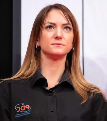 Daniela Bata Bogdanov - de Darts - ressemble à de la bonne viande