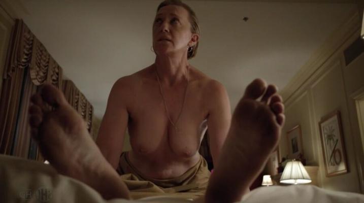 Lisa Long, actrice mature, beaux seins dans Arli$$ et Shameless