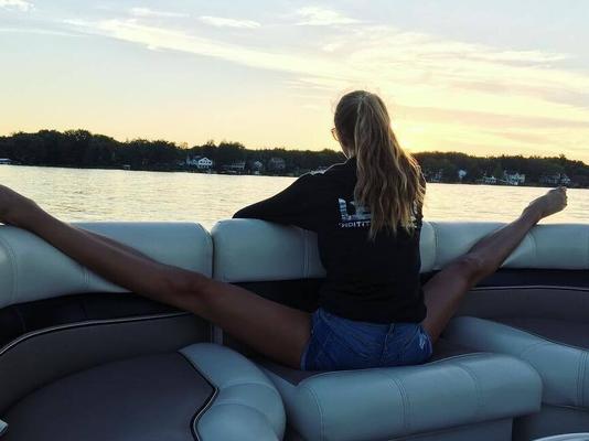 CELEBS WIHH CRAZY HUGE FEET