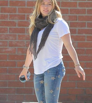 Hilary Duff de jeans em um parque em Beverly Hills