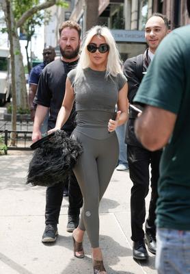 Kim Kardashian dans une robe moulante sexy pour une balade en cyclo-pousse à New York