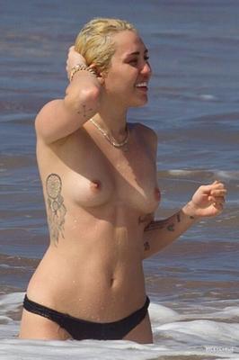 Miley Cyrus à nouveau seins nus à Hawaï