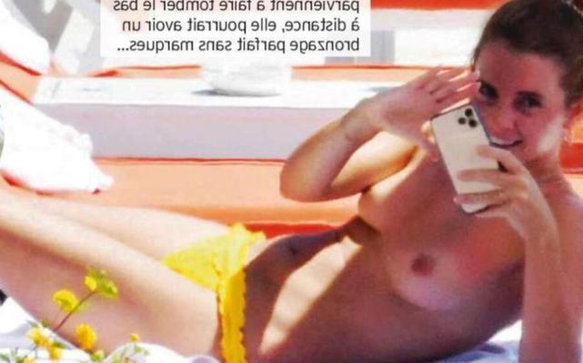Эмма Уотсон топлесс на отдыхе в Позитано, настоящий (французский журнал)