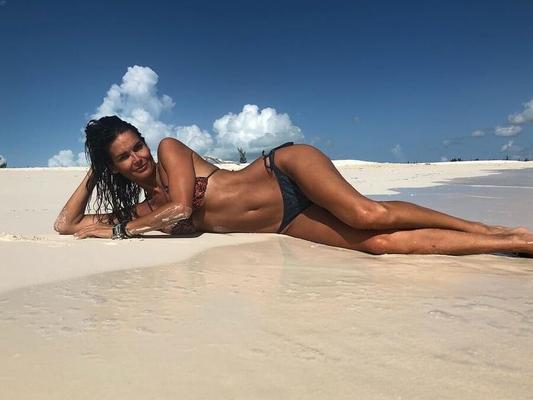 Angie Harmon und ihre Gören – Kellerspaß garantiert