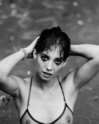 Грудастая молодая знаменитость-крошка Maya Hawke