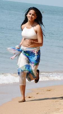 Anushka Shetty Steamy, Sexy Beach Pics, showing her Hot Navel