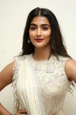 Pooja Hegde - Une fille indienne sexy de Bollywood pose dans une superbe tenue