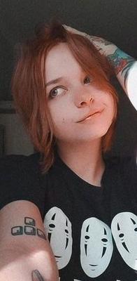 - Волосатая милашка E-Girl Hurona Rolera