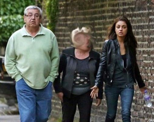 MILA KUNIS DA UN PASEO EN EL REGAZO DE SU PAPÁ