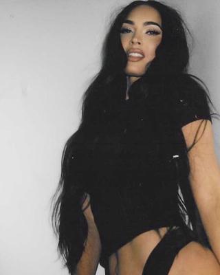 Megan Fox, déesse aux cheveux corbeau