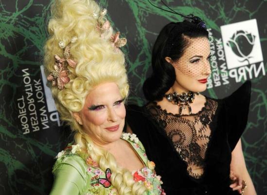 ディタ・フォン・ティース、ベット・ミドラーズ、フラウィーン・ツーグンステン・デス・ニューヨーク・レストラ
