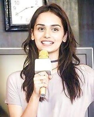 Sexy Manushi Chillar Miss Mundo