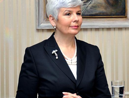 Reifer Politiker mit kurzen grauen Haaren (nicht nackt)