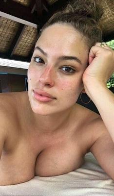 Célébrités cachant leurs seins 555