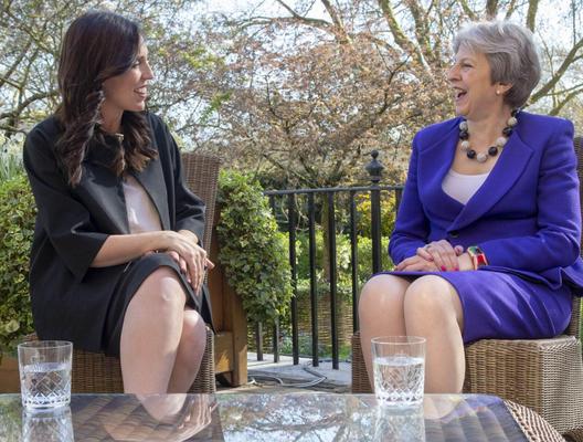 Theresa May und ihre unverschämt geilen Beine